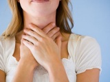 Mal di gola nei mesi primaverili: cause e rimedi